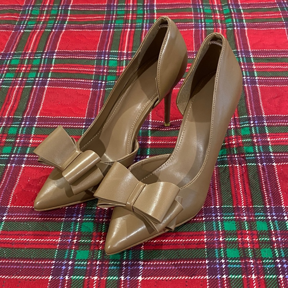 Chic Tan Bow Heels